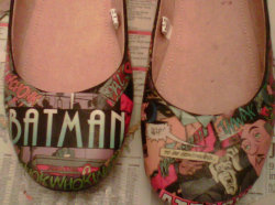 thediygirl:  Batman Comic Book Flats (by cutoutandkeep). I’m