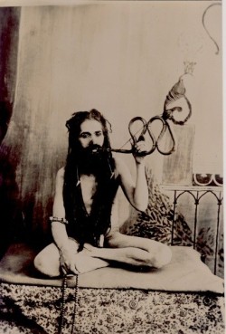 fakhfakhina:  Faquir indio. Indian fakir. 