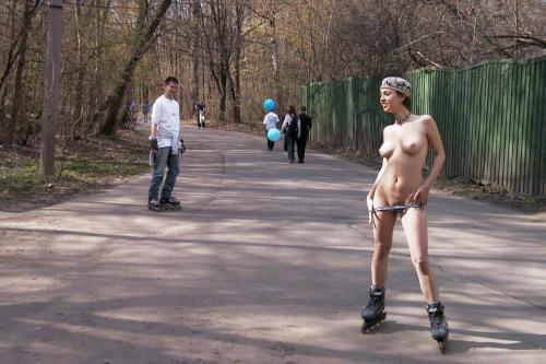 nakedgirlsdoingstuff:  Rollerblade times.