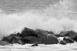 black-and-white:  Violent waves (by Tambako the Jaguar) 