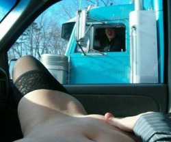 exposed-in-public:  Exposed to a truck driver at http://exposed-in-public.tumblr.com/ absolutelydeluxe:  hahahahaha genia da humanidade 