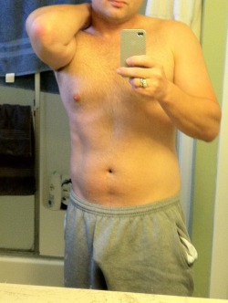 (via Guys with iPhones) I love sweats and basketball shorts for