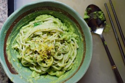 canuckasfuck:  gastrogirl:  vegan avocado alfredo pasta.  Can