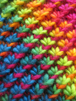 happyhues:  Rainbow bird of paradise scarf! by torreadora  I