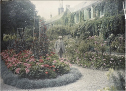 journalofanobody:  Claude Monet in front of his House at Giverny.