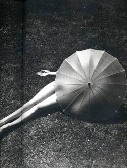 yama-bato: Martin Munkacsi Nude with Parasol(detail) link and