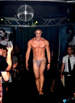  The Beauty of Men in Briefs: The crowd is becoming spellbound….