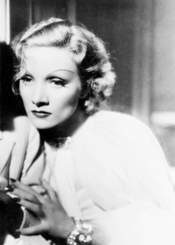 illustratedstorybook:  Marlene Dietrich | Desire; 1936   Ależ