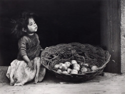 Flicka med frukt korg, Cusco, Peru girl with a fruit basket;