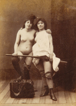 grandma-did:  retrona:  Two nudes with a musket, circa 1900 