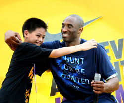 fuckyeahlakers:  Los Angeles Lakers player Kobe Bryant embraces