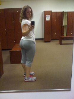 whootychamp:  teamcakes:  Fresh out the gym, locker room snap