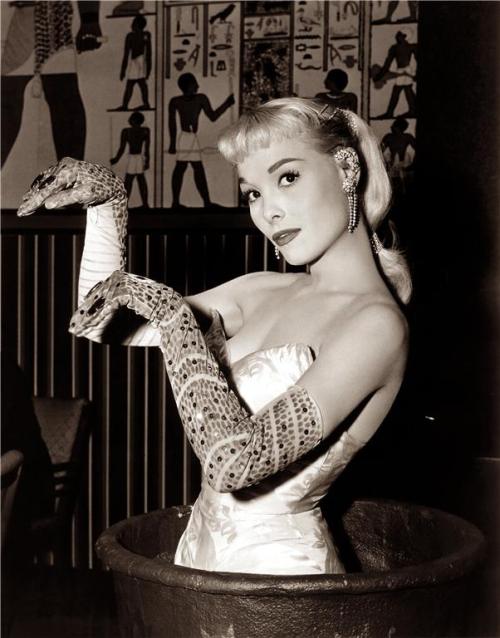 vintagegal:  Lee Sharon burlesque dancer 1950’s 