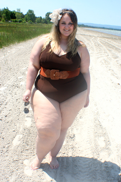 thefattestfatgirls:  Now THIS is what I would love to see at the beach. lol