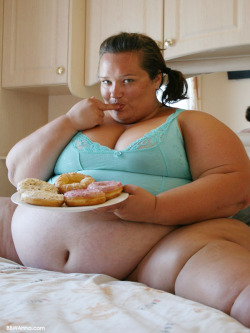 thefattestfatgirls:  Sexy fat babe eating donuts 