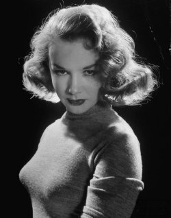 inunderlandet:  Piper Laurie, djÃ¤rv i jumper. (via filmnoirphotos.blogspot.com)