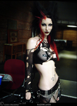 littlegothicgirl:  Razor Candi Spotlight. Check out her blog: