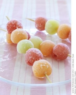 sunkissed-daisies:  frozen grapes! they look like candy :P 