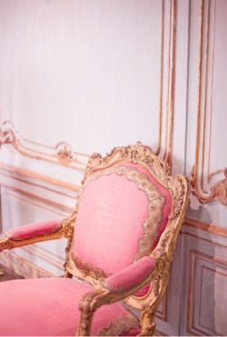 happyhues:  Beautiful pink and gold chair! (via erin ever after: