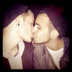 fuckyeahgaycouples:  Justin <3s Andy. 