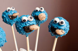 candyexpress:  Cookie Monster cake pops (by Sweet Lauren Cakes)