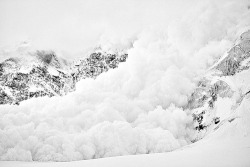 atomos:  Avalanche off Pik Pobedy (Пик Побе́ды, 7439m)