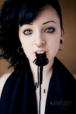 inkeddolls:    double nostrils-verticle labret-9-16th ears- tons