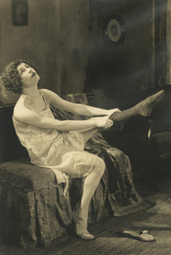 vampsandflappers:  maudelynn: Alla Nazimova in Camille Artist :Unknown
