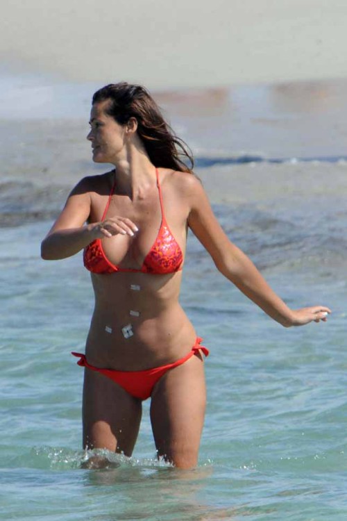 Esplosiva! Ecco la parola esatta per definire la Samantha De Grenet di queste immagini: il bikini rosso contiene a fatica le forme abbondanti della soubrette, tanto che nell'ultima foto ci sembra che crolli tutto..! E come se non bastasse un lato A da