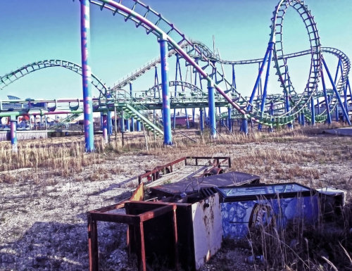 karlika:  otsoa:  nebulost:  Abandoned Six Flags Park  Struck by hurricane Katrina, this is what remains of Six Flags Amusement Park in New Orleans. Looking like something straight out of a zombie apocalypse movie, there have been countless graffiti