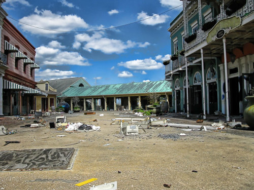 karlika:  otsoa:  nebulost:  Abandoned Six Flags Park  Struck by hurricane Katrina, this is what remains of Six Flags Amusement Park in New Orleans. Looking like something straight out of a zombie apocalypse movie, there have been countless graffiti