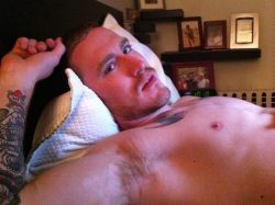 fuckyeahgaygeeks:  Oh Kennedy, so hot and such a sweet guy! :)