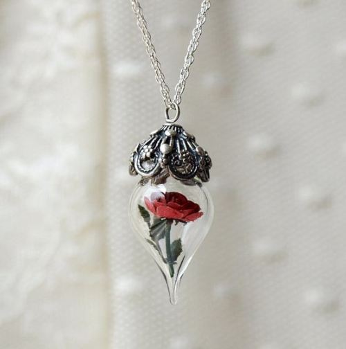 amorningcupofjo:  Weekend Spotlight: Woodland Belle’s Etsy Shop! Tiny terranium necklace: Red Rose.  This reminds me of Beauty and the Beast.  …./grabby hands