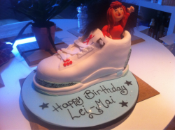 leimailemaow:  Amazing birthday cake off lipstickandkicks made