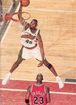 simplybasketball:  Shawn Kemp     Bangin it out on MJ! I think