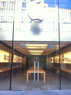 boybandlove:  thegirlnextd0or:  rachelizab3th:  The Apple Store