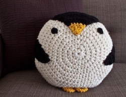 boatsandbellsandbeams:  Crochet penguin pillow. 