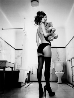 femaleshapes:  Kate Moss, photo by Kate Garner, 1991 