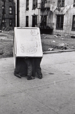 NY  photo by Helen Levitt, 1945