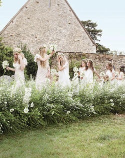studyfairy:  vintageteaspoon:  Kate Moss’s wedding party by