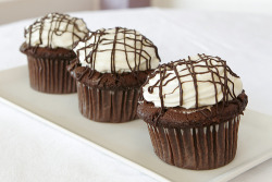 candyexpress:  Chocolate Drizzle Cupcakes (by Sweetjazmines)