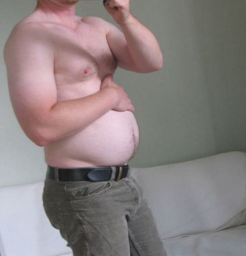 schlago:  fuckyeahmaletummies:  Sometimes a man just has to have a gut.  Nice belly 