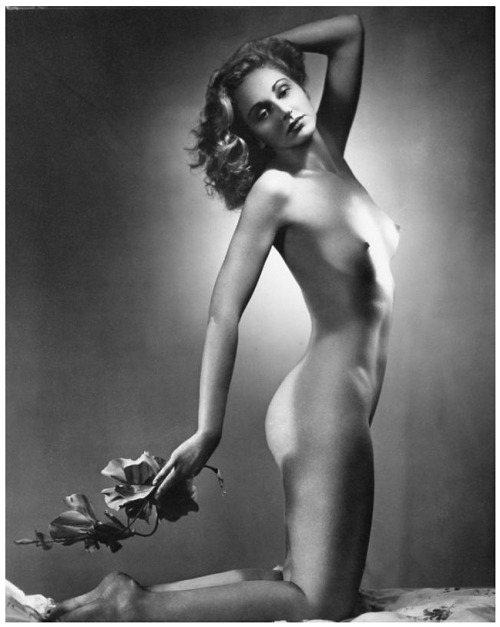 burleskateer:Another Lynne O'Neill photo from a 40’s-era nude photo shoot..