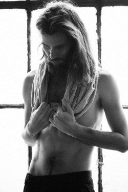 sexyguyswithlonghair:  And i don’t even like chest hair, but