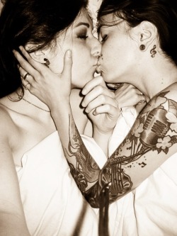 adorablelesbiancouples:  http://theageoftrees.tumblr.com/ -