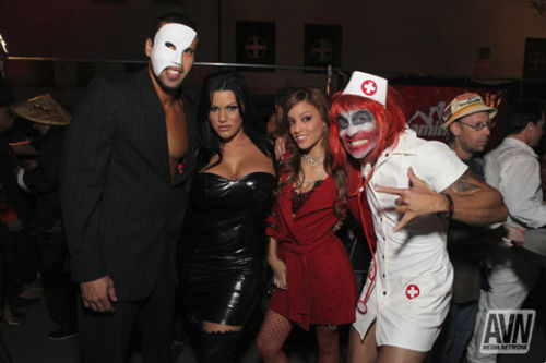 LAST HALLOWEEN IN L.A WITH MY FRIENDS IN A PPORN HALLOWEEN PARTY… EL DIA DE LAS BRUJAS DEL ANO PASADO, AQUI CON UNOS AMIGOS EN UNA FIESTAÂ 