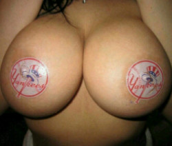 watchmy-throne:  Think She’s a Yankee Fan? 