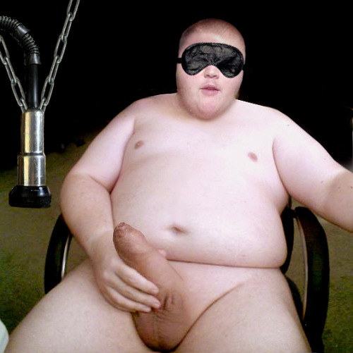 bigsexymen:  beginnerguy:  Interesting   —— that  ▲ looks like a dairy teet pump… cock looks like a yam, he’s blind-folded (with fancy sleep shades) 