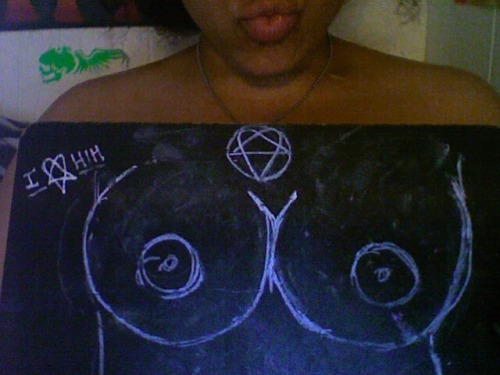 myvenusdoomx3:  Topless Tuesday Chalkboard Tits Edition  LOL, pretty sure this is the first chalk sign i’ve seen! very clever!