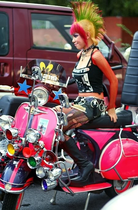 steveholtvstheuniverse:  Hot dayum.  Good golly Miss Molly~ Before I just wanted a Vespa… now I REALLY want a Vespa. This is also the second pink Vespa I’ve seen in the past three days and one of them rode right past me. I think it’s